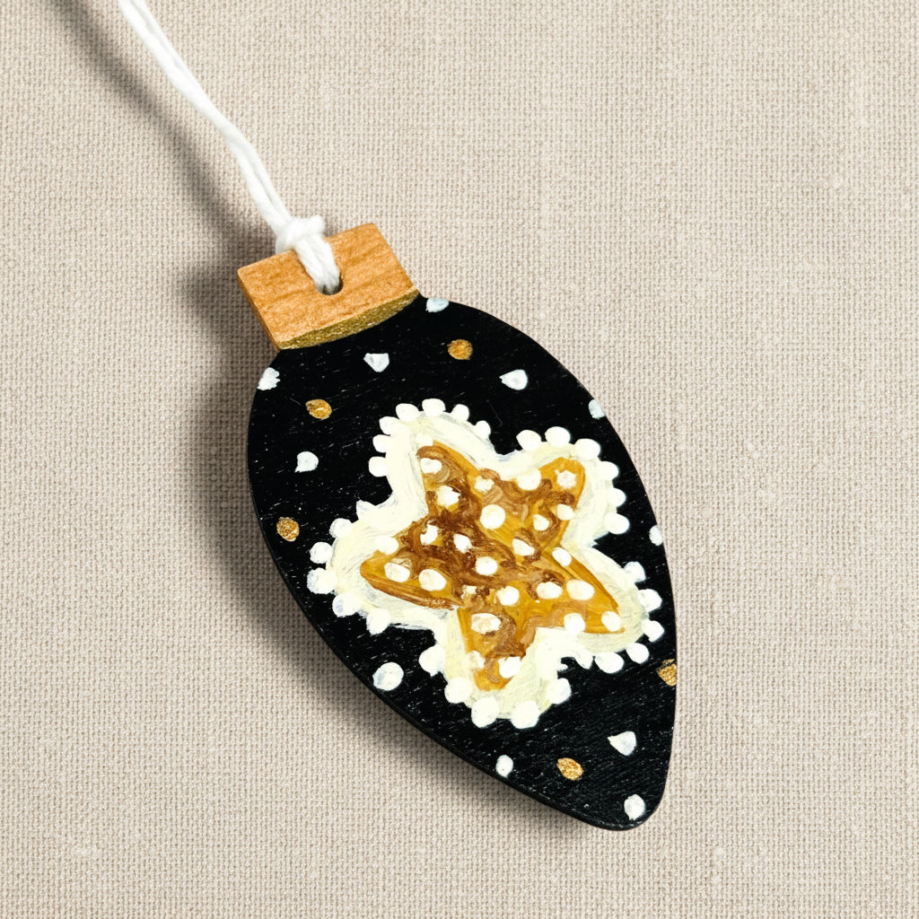 Decorative Christmas tree ornament with starfish design